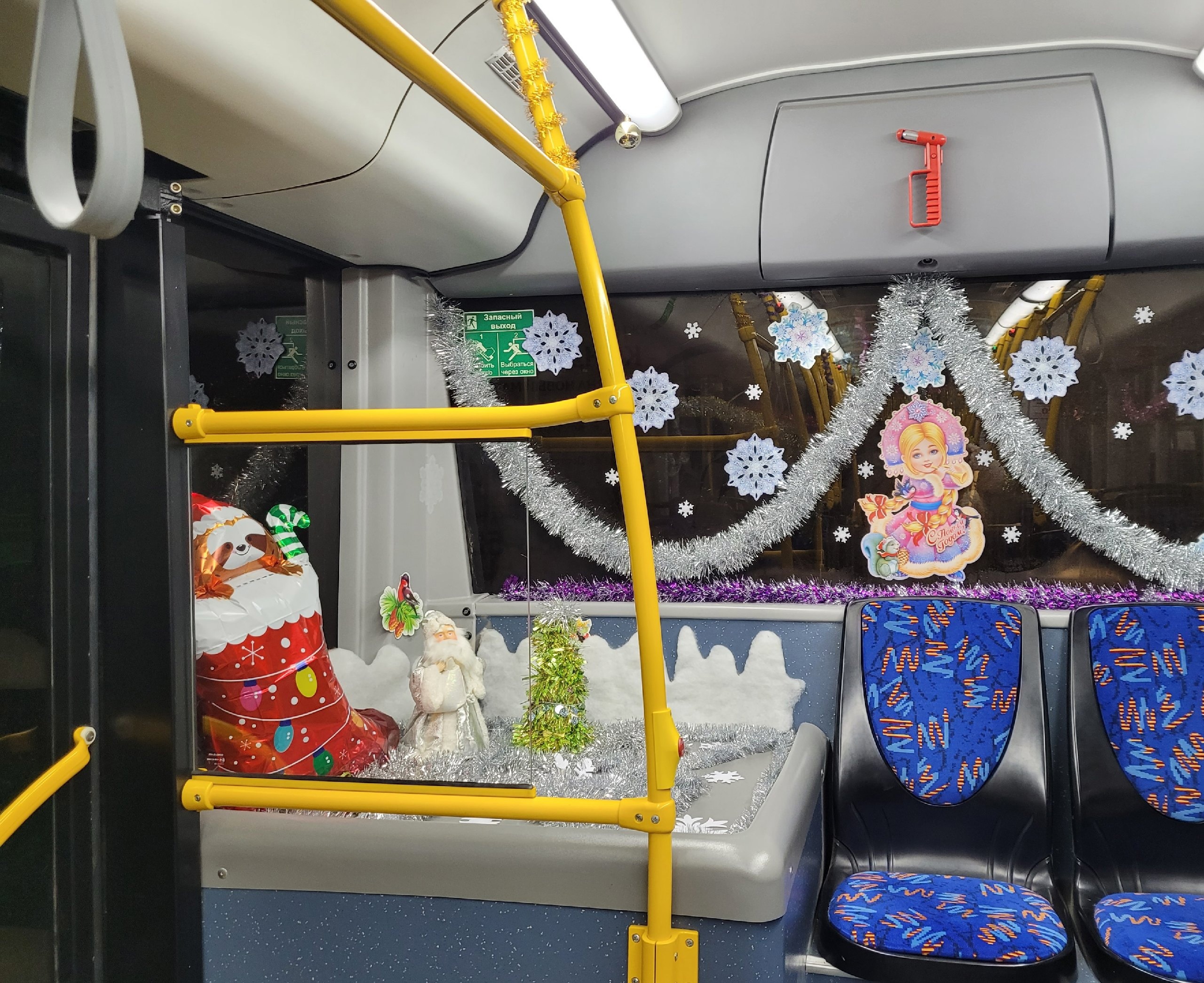 В Пензе появился праздничный троллейбус с елкой и Дедом Морозом