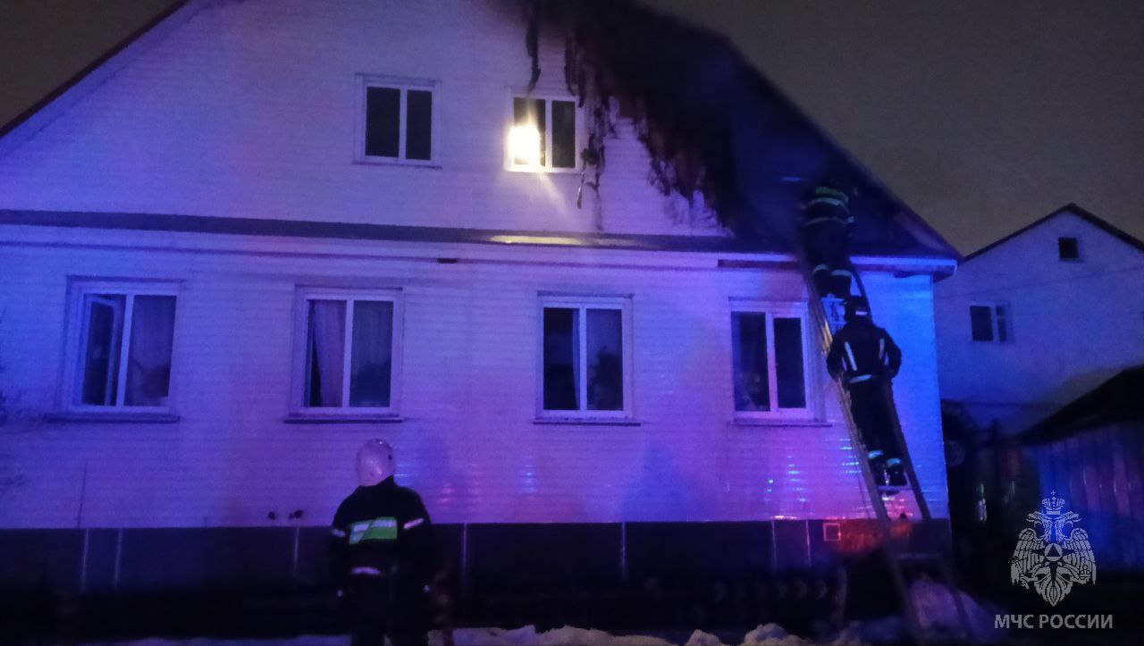 22 огнеборца тушили на Пушкина деревянный жилой дом 