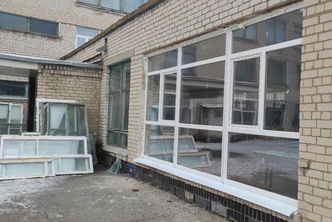 Пензенская область помогает школе в Токмаке установить новые окна