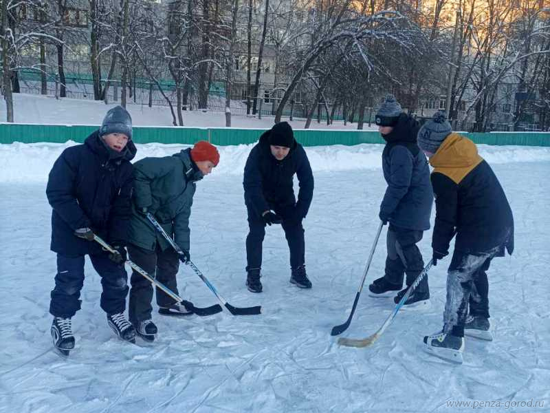 Известно по какому графику в Пензе работают дворовые тренеры на 13 хоккейных площадках