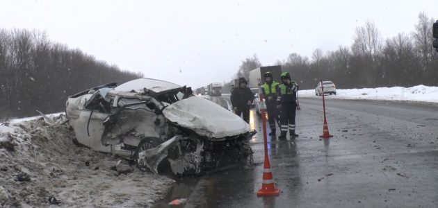 Появились фото с места ДТП Toyota Camry и КамАЗом на трассе М5 «Урал», где погибли двое 