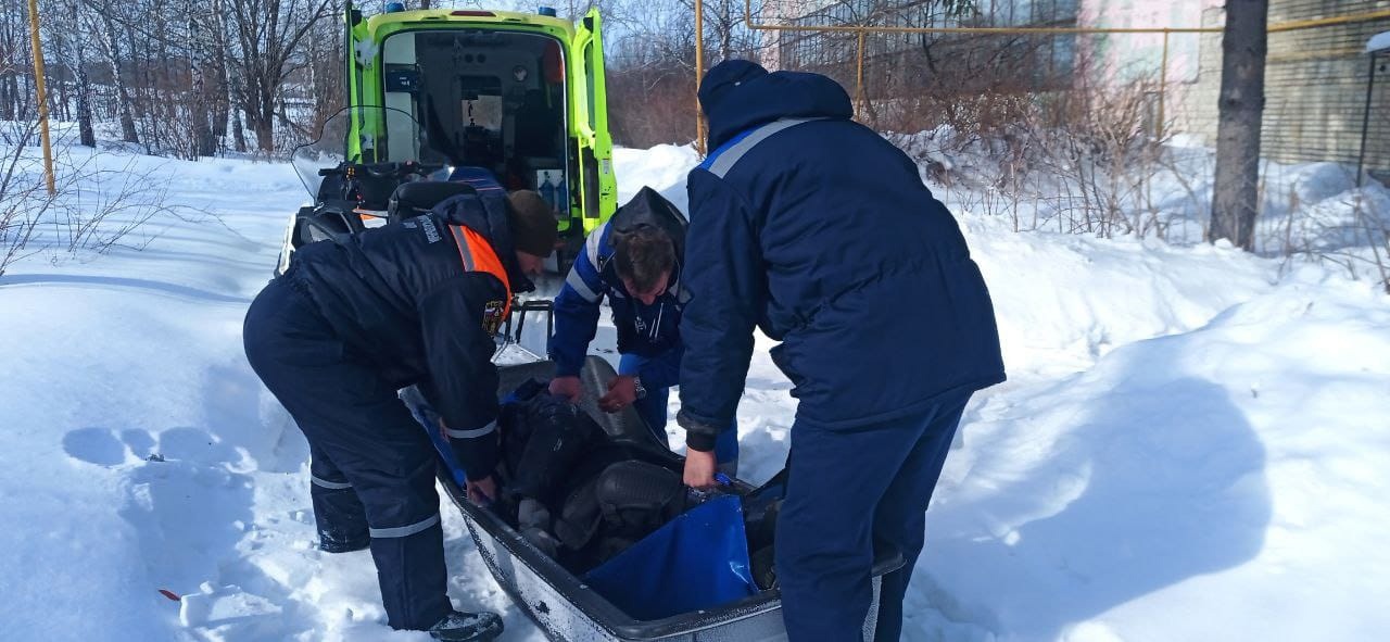 Спасатели Пензы эвакуировали на санях-волокуше со льда Сурского водохранилища рыбака