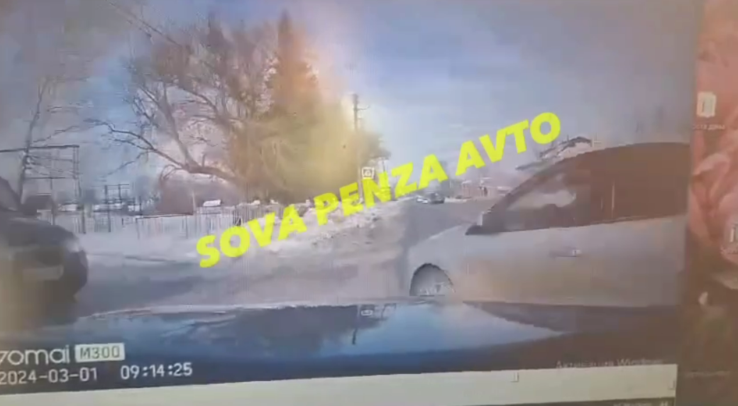 Опубликовали видео момента ДТП в Каменке на улице Белинской, где перевернулось авто