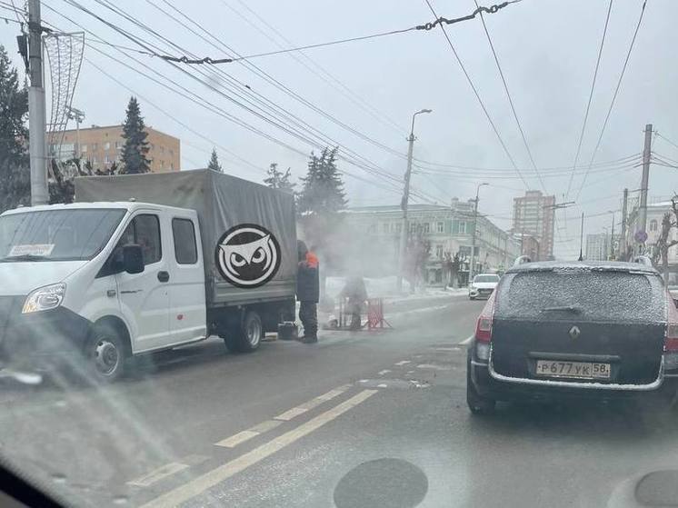 Из-за работ на теплосетях в Пензе перекрыли  обе полосы улицы Максима Горького