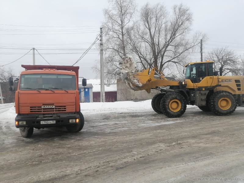 Сотрудники «Пензавтодора» очищают дороги Пензы от снега и наледи