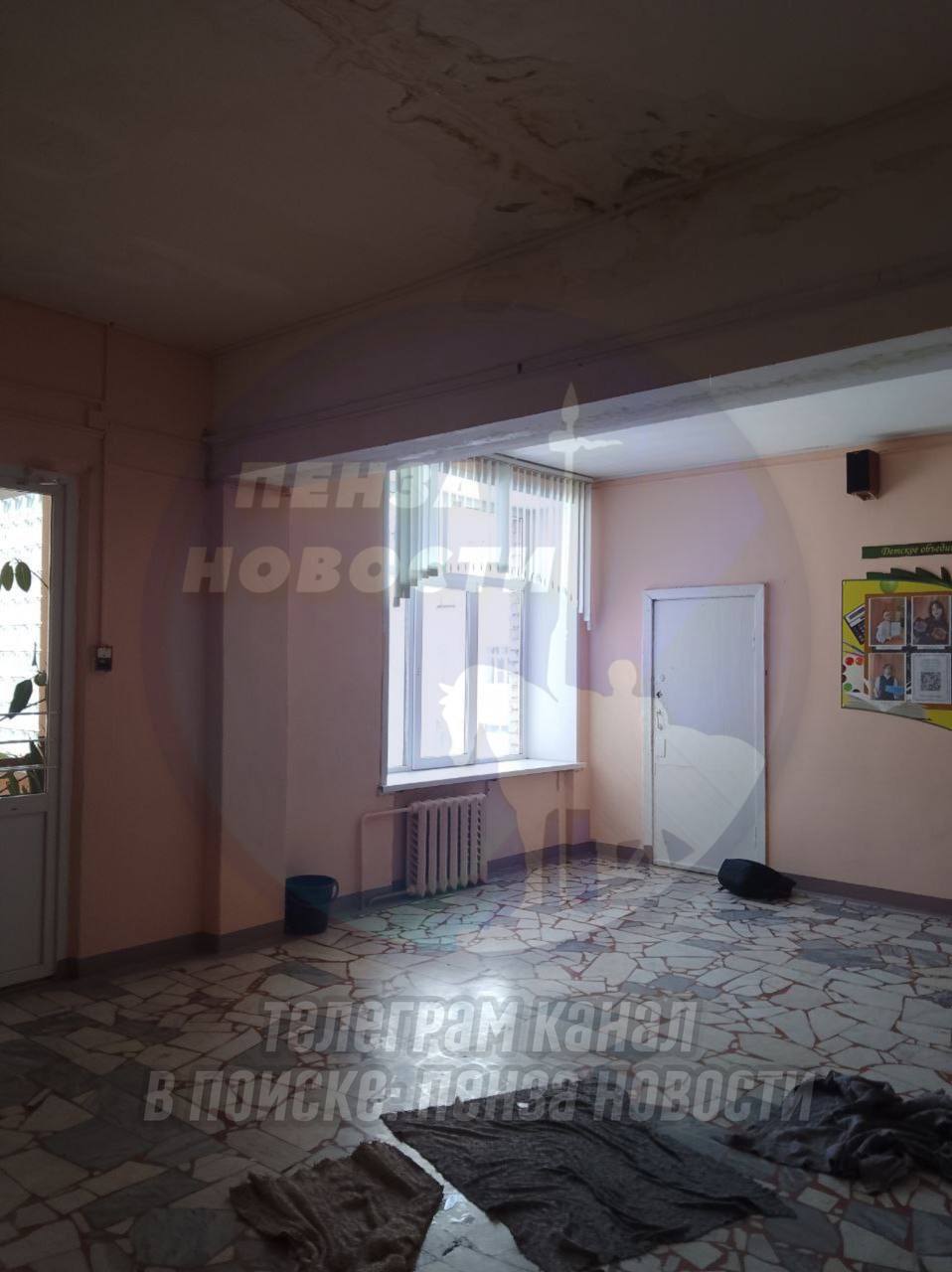 В Пензе учащиеся школы №28 пожаловались на потолок с которого течёт