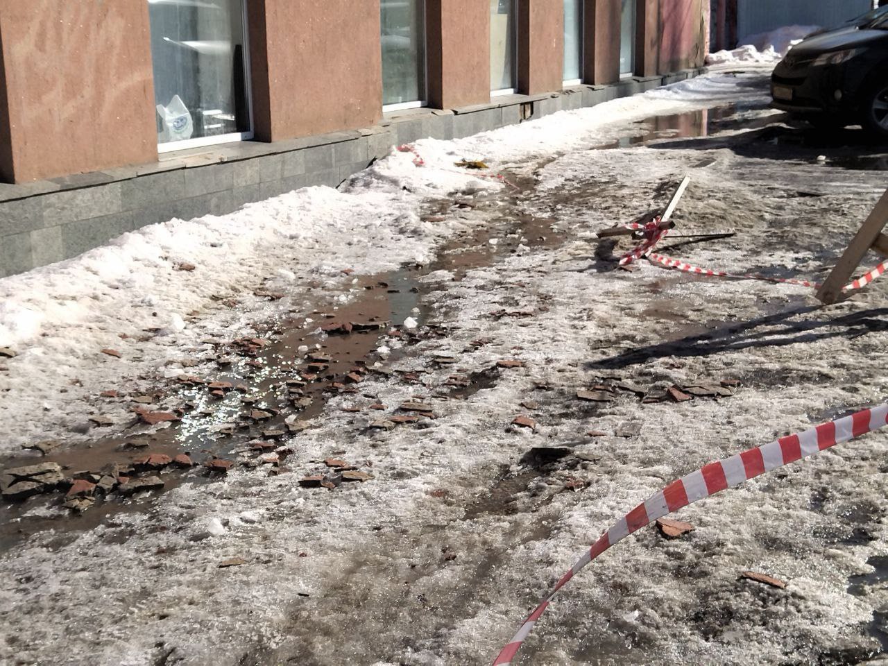 На улице Володарского в Пензе осыпается на тротуар стена здания 