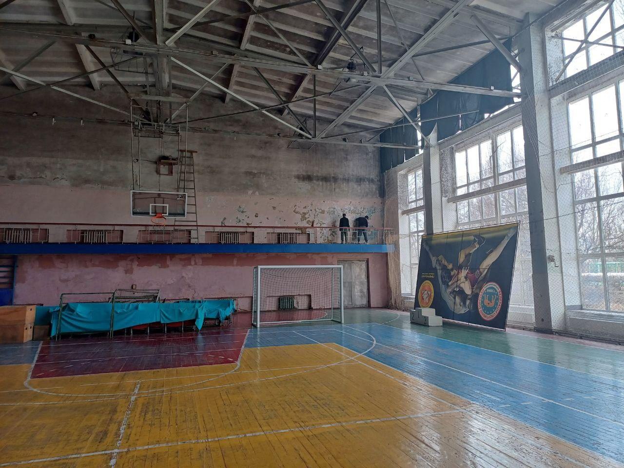 Пензенцы приступили к ремонту спортзала Дворца спорта в Токмаке