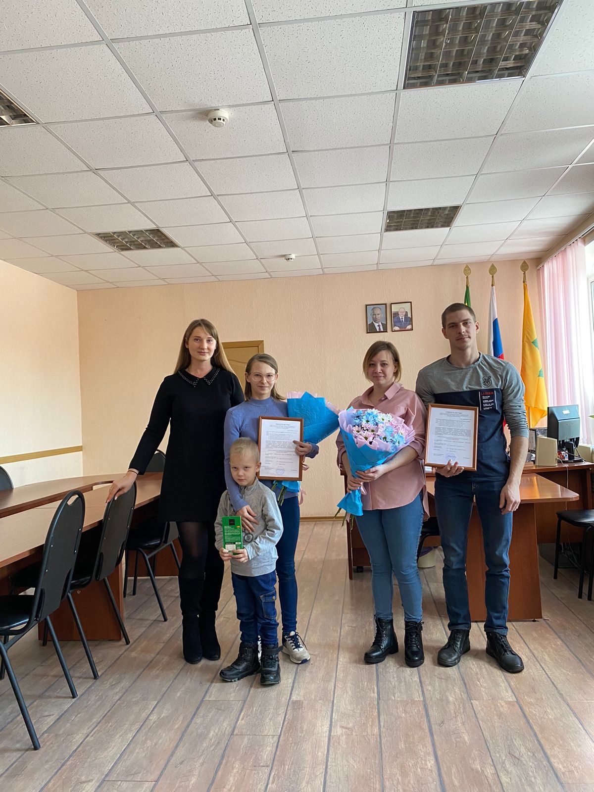 Двум многодетным семьям в Сердобске вручили жилищные сертификаты