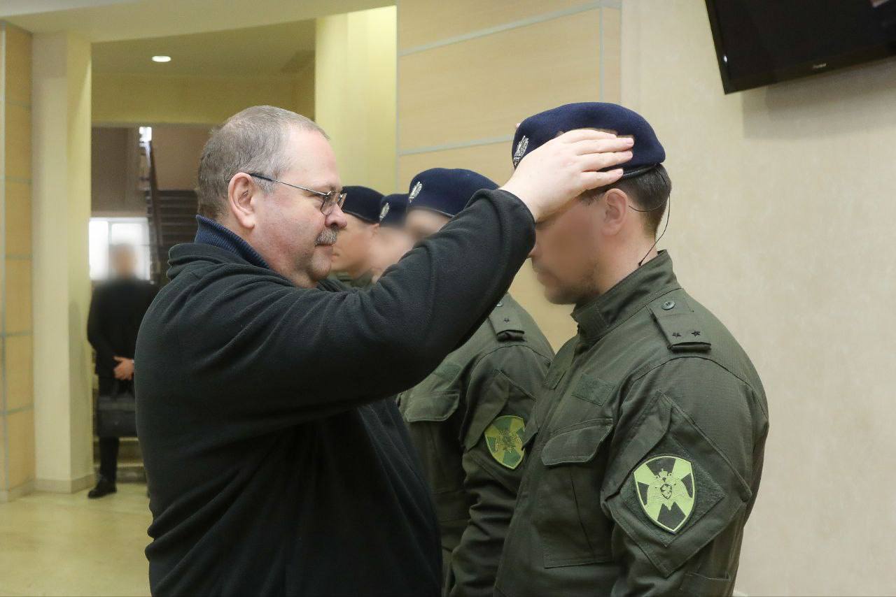 Олег Мельниченко вручил береты бойцам отряда быстрого реагирования Агат