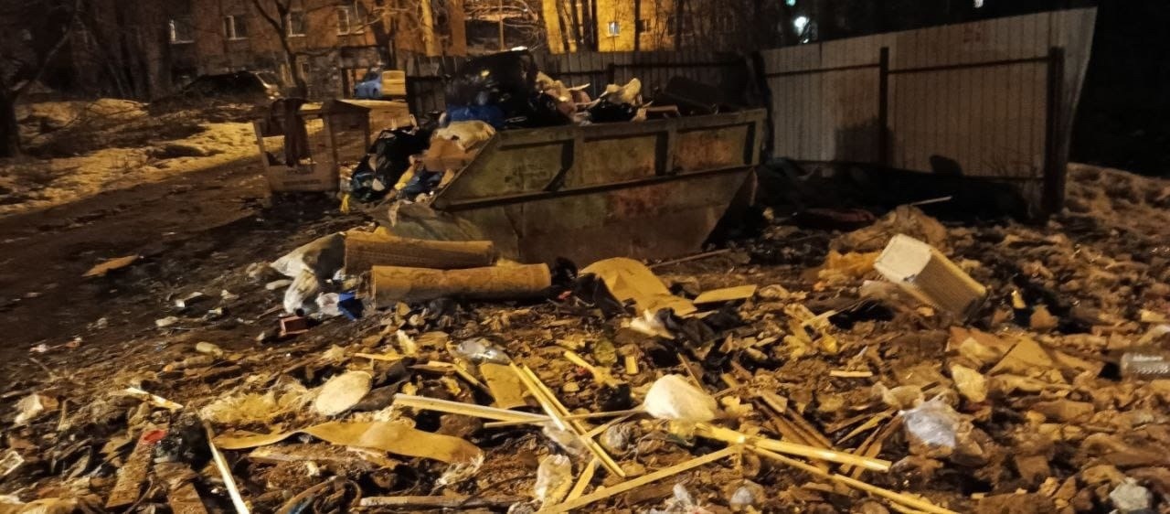 Жители домов на Ульяновской утопают в мусоре 