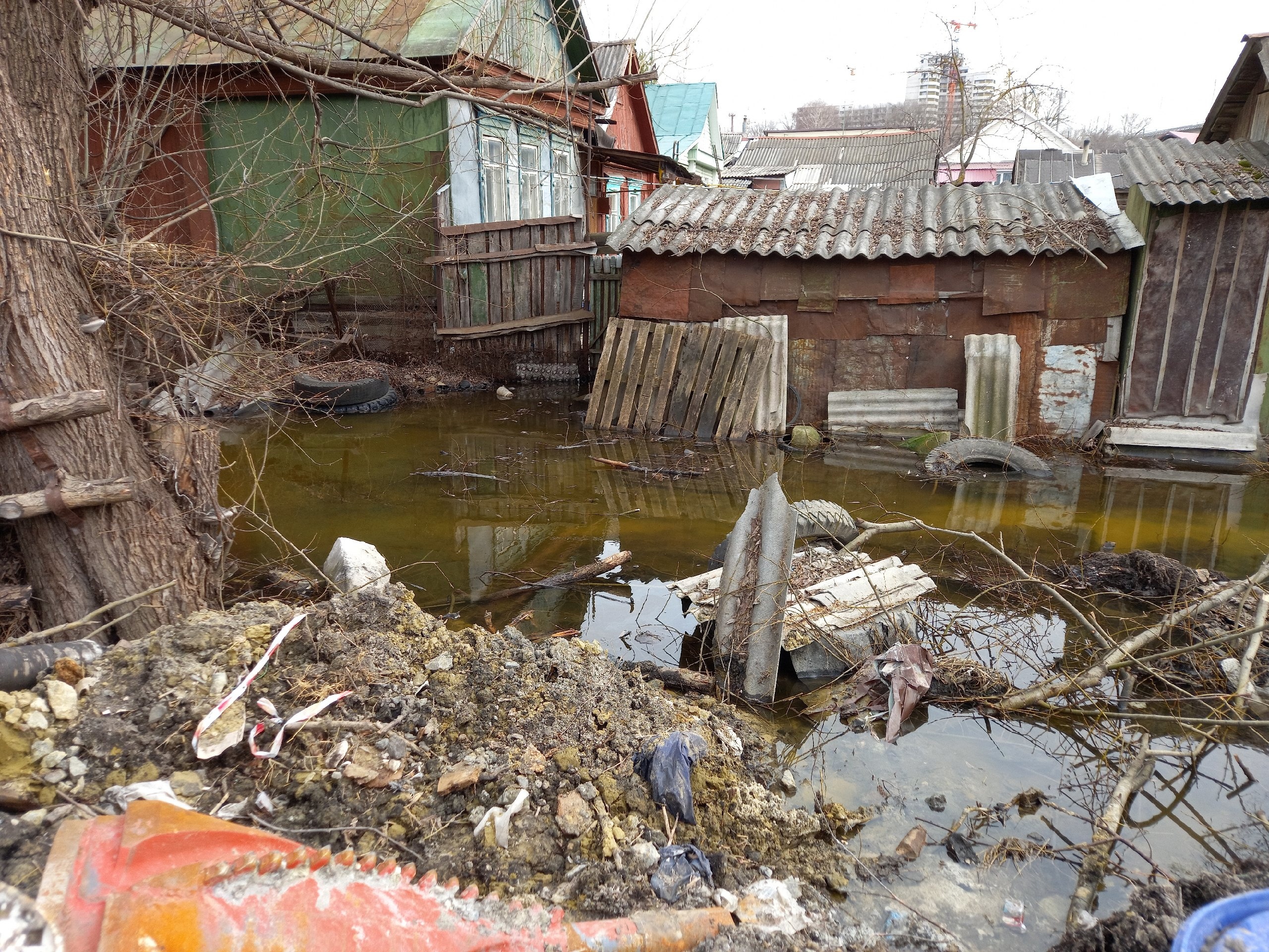 В Пензе на Придорожной во время прокладки коллектора образовался потоп