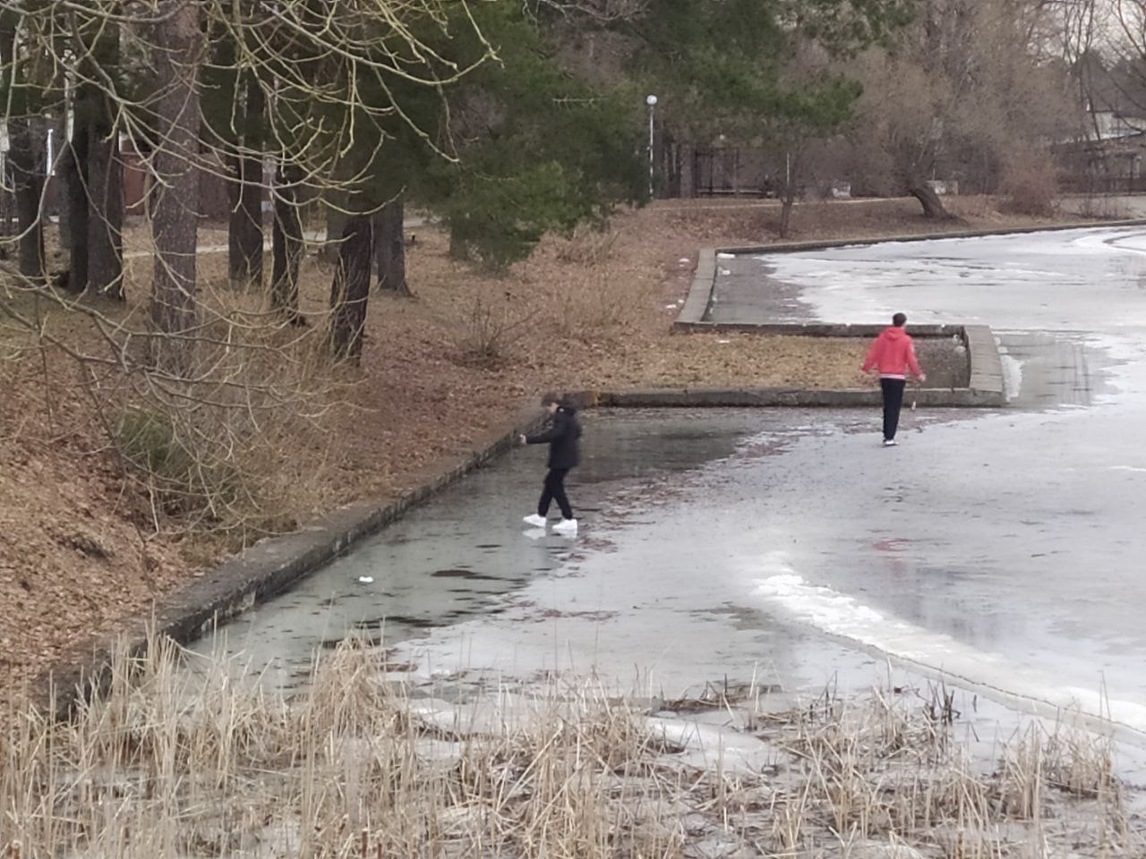 В Заречном дети выходят на лед местного озера 