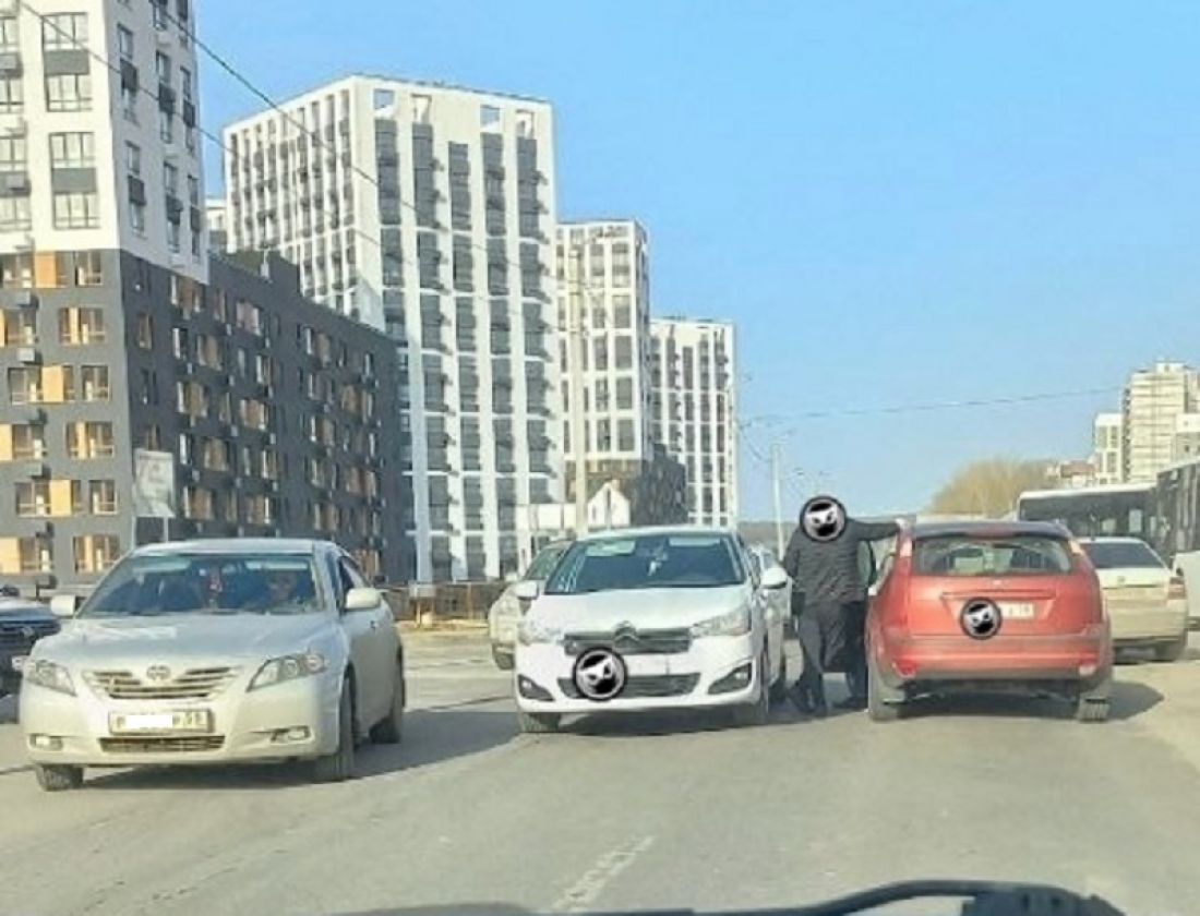 На улице 65-летия Победы в Пензе произошло ДТП, заняты обе полосы