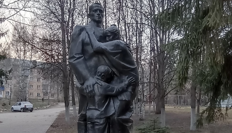 В Пензе благоустраивают памятник «Проводы» в преддверии Дня Победы