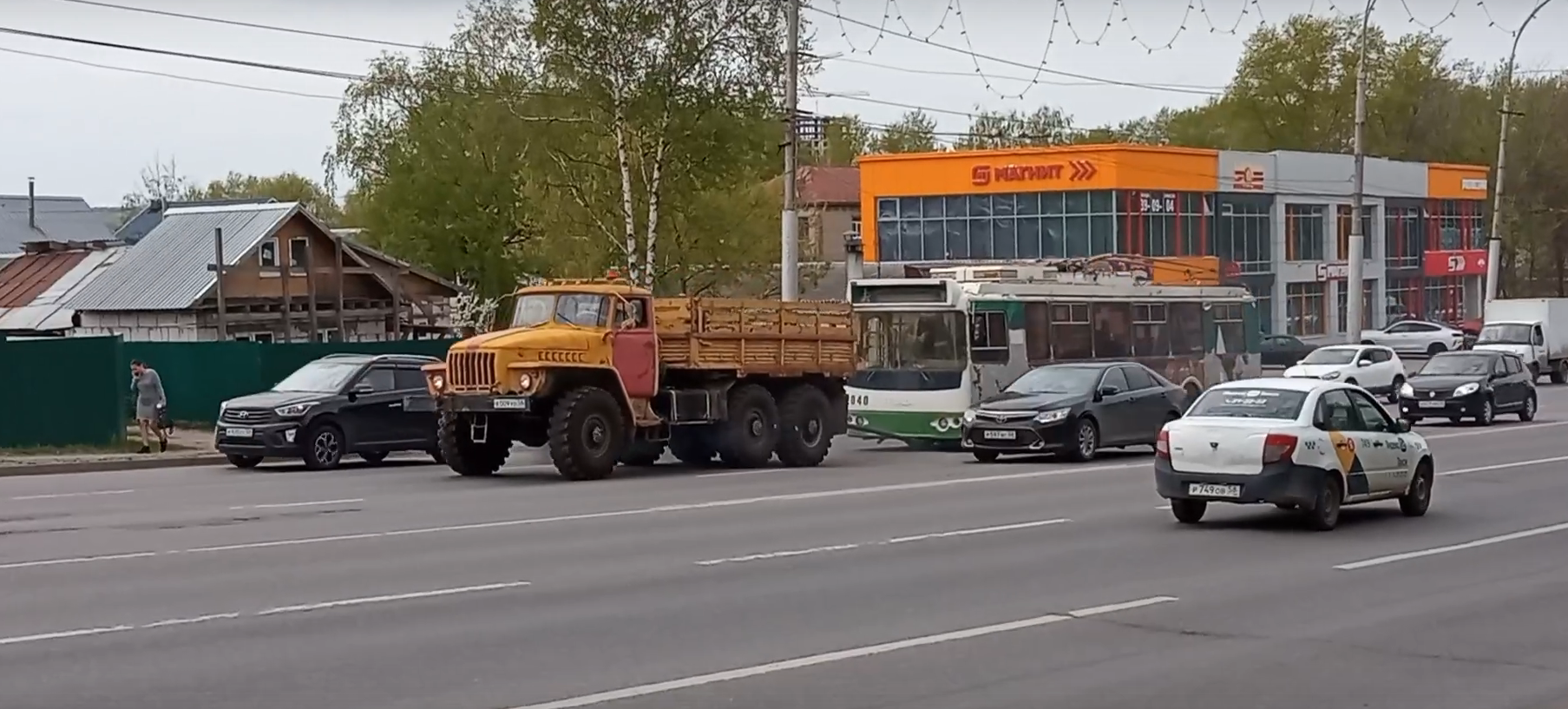 Старые пензенские троллейбусы буксируют к месту утилизации