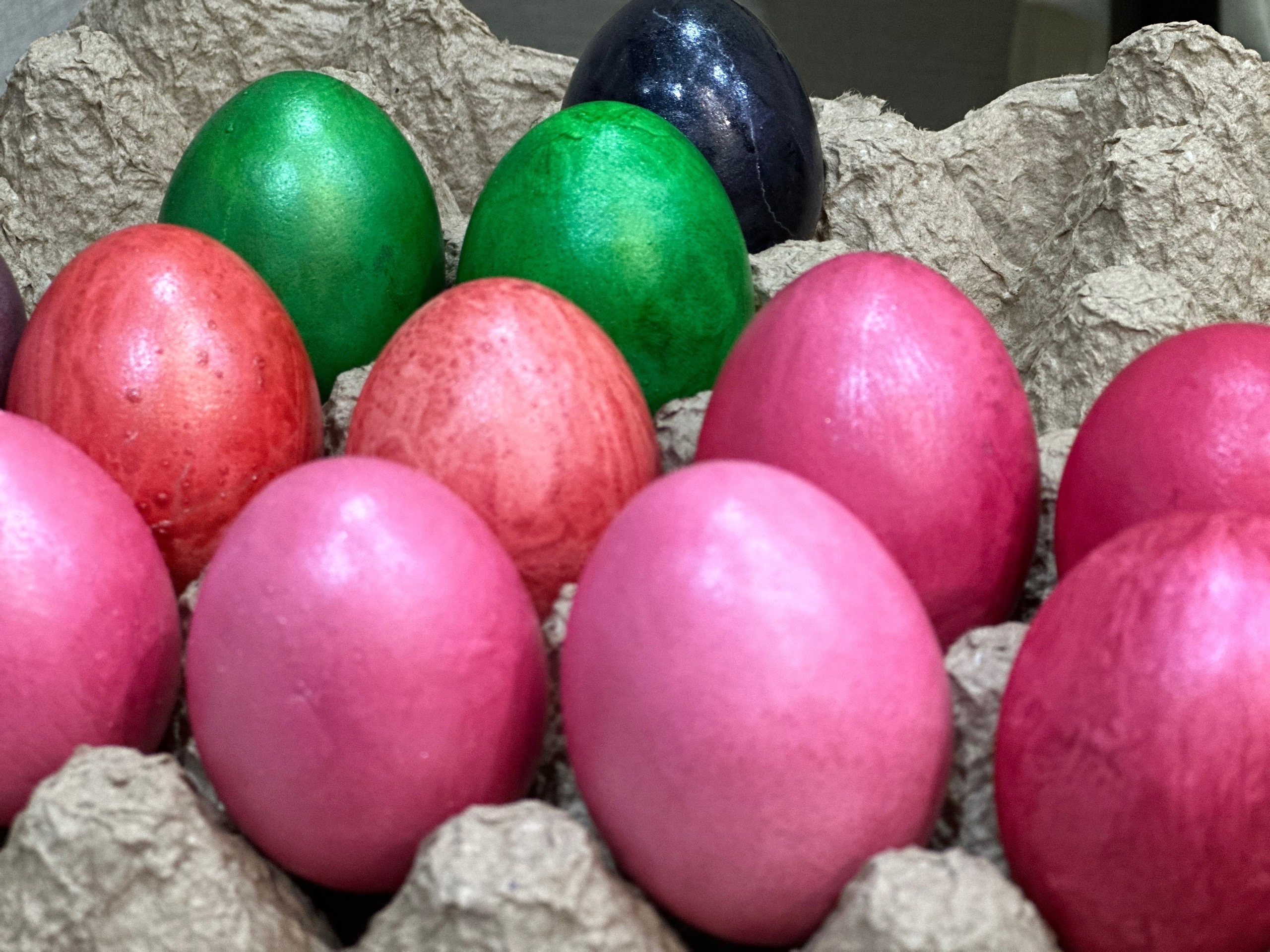 Бабушки в деревне красят яйца именно так: налейте в кастрюлю эту ядрёную жидкость  очень красиво