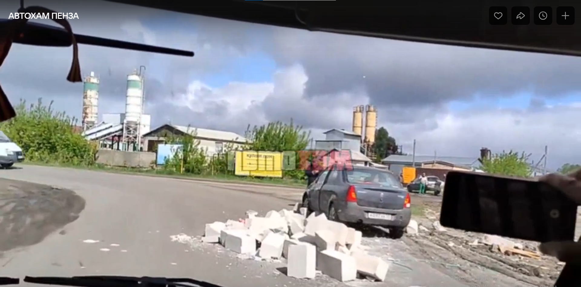 В Пензе на легковушку рухнули бетонные блоки из грузовика