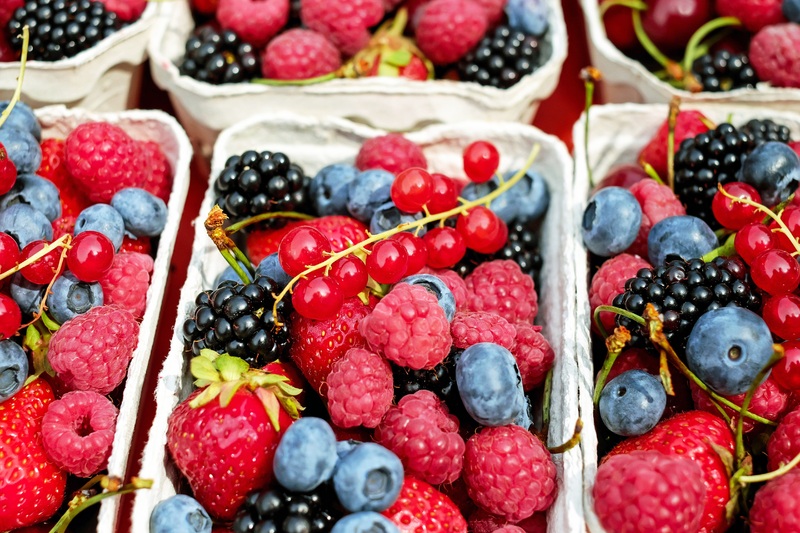 Самая вредная ягода: а мы едим ее покупаем как деликатес, еще и детей угощаем