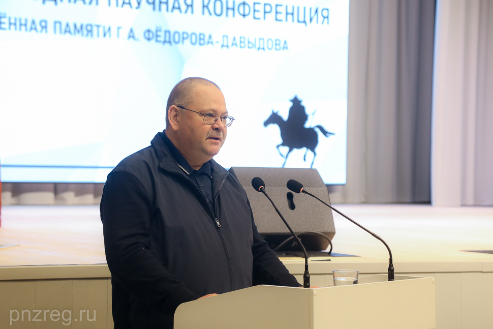 Олег Мельниченко поздравил пензенцев, сыгравших свадьбу на выставке Россия