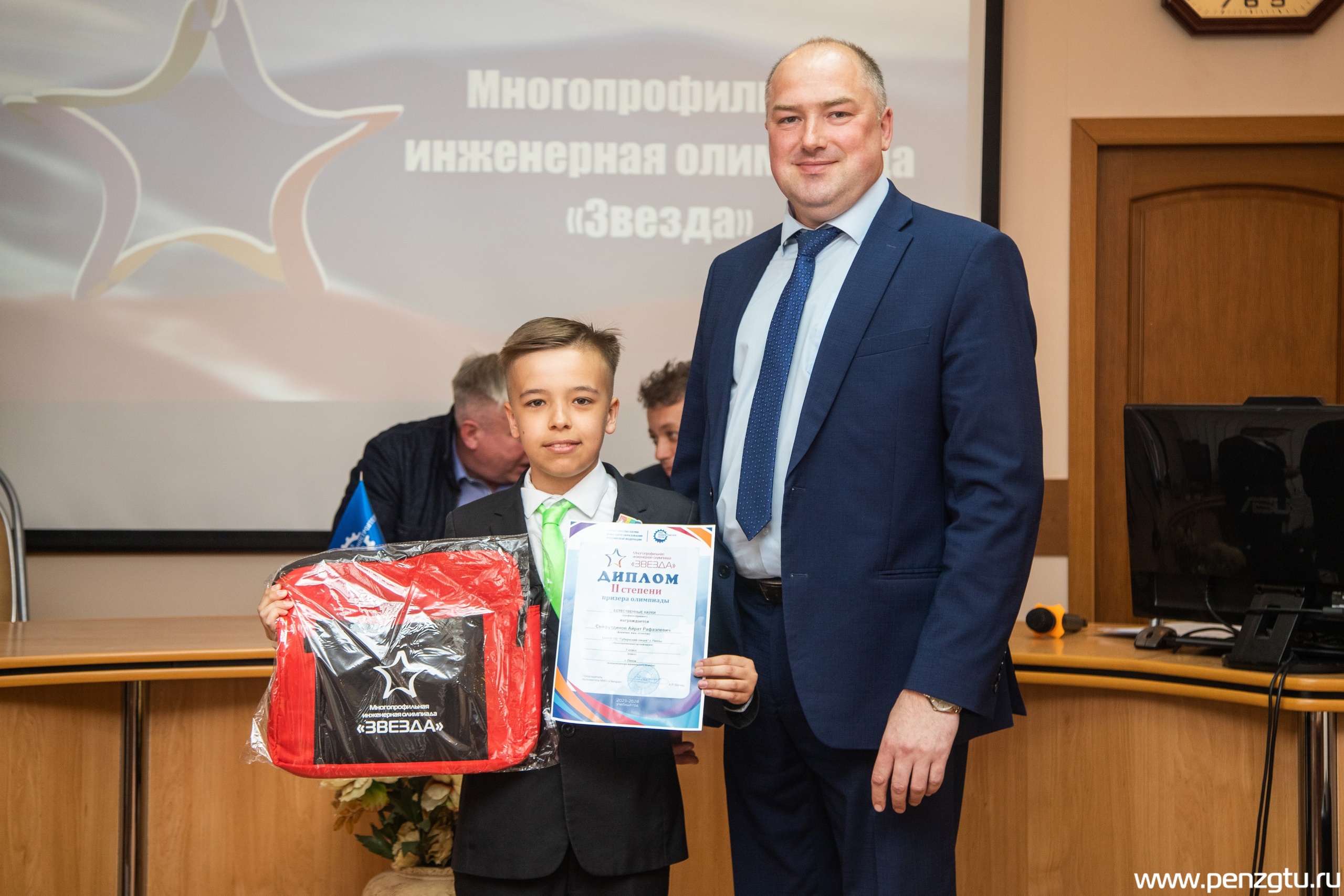 Алексей Фомин вручил награды победителям олимпиады 
