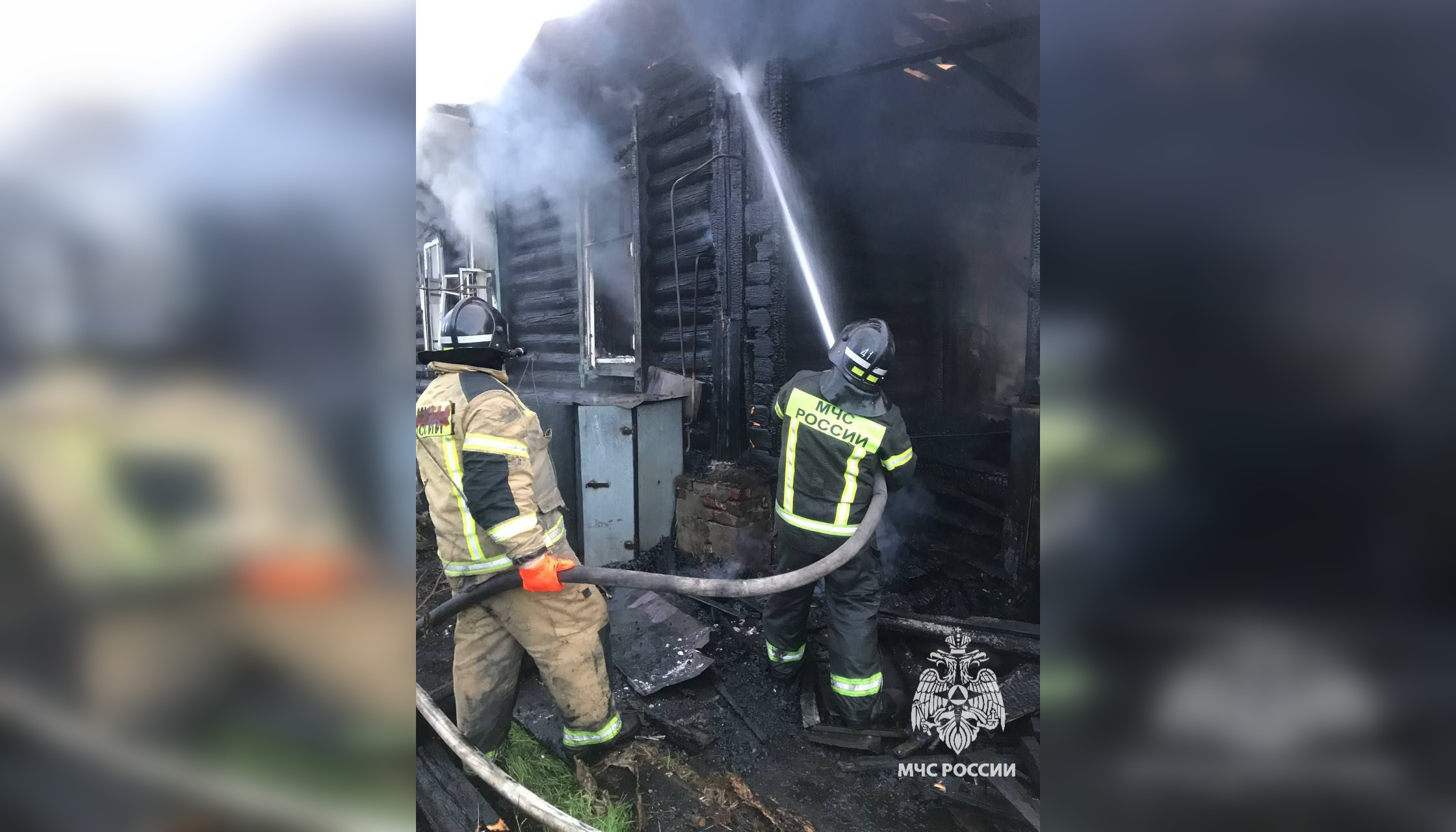 Названа причина пожара в Сосновоборске, где сгорели 2 дома и надворные постройки