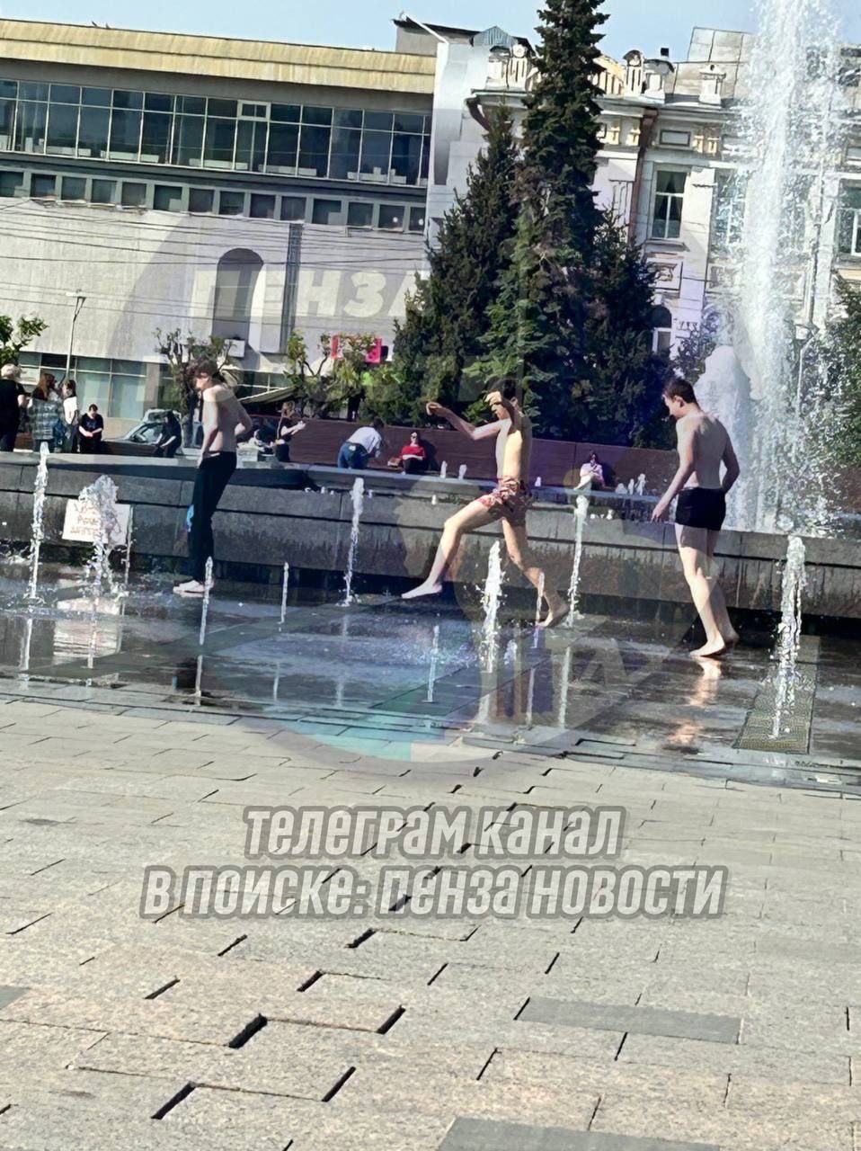В Пензе дети открыли купальный сезон у фонтана на Московской 