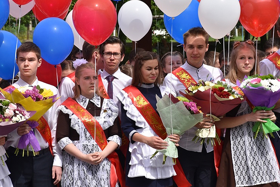 Александр Басенко поздравил выпускников с последним звонком 