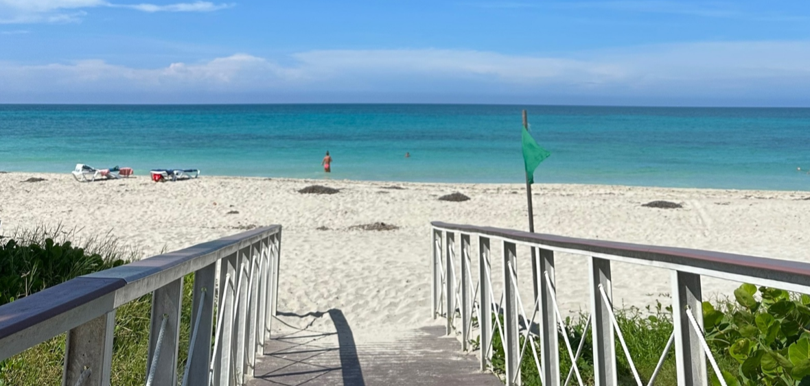 Теплое море, солнце, горячий песок: пенсионеры могут съездить на курорт за сущие копейки с 1 июля