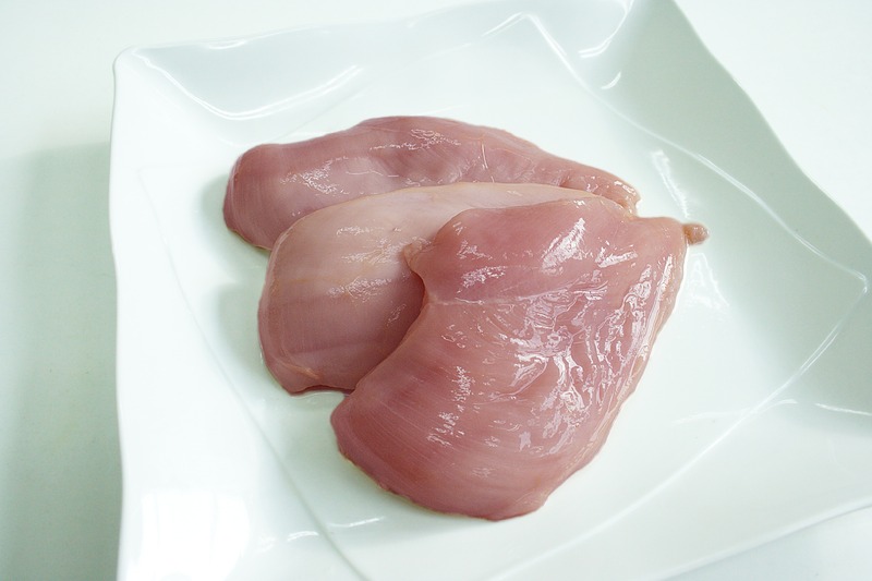 "В мясе лишь микробы": Роскачество назвало бренды филе цыпленка, которые не следует брать