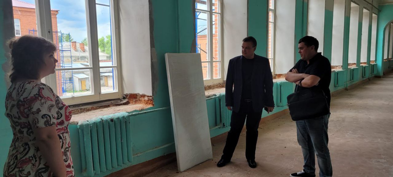 Александр Бедикин проверил, как идет ремонт школы №1 в Сердобске 
