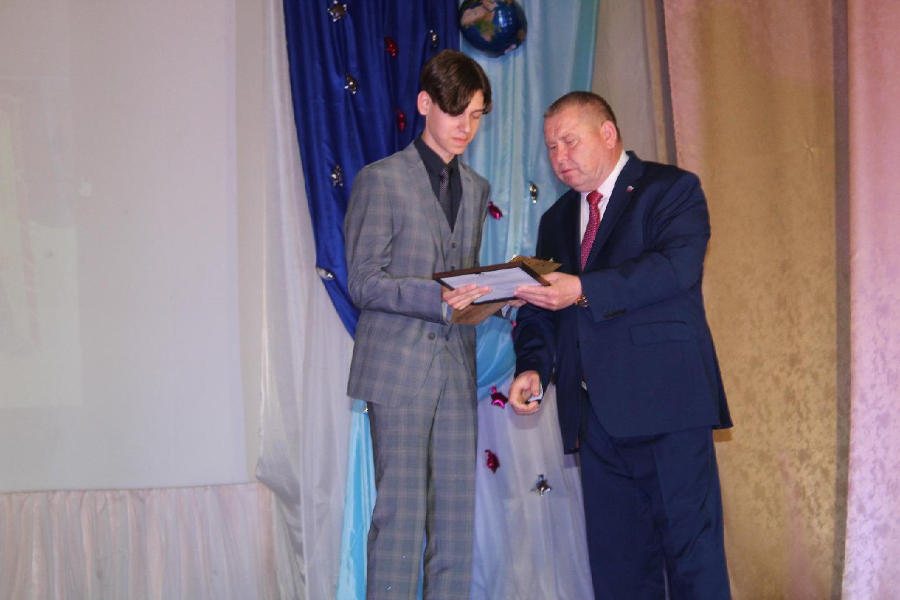 Выпускников Лопатинского района поздравил Ришат Алтынбаев 