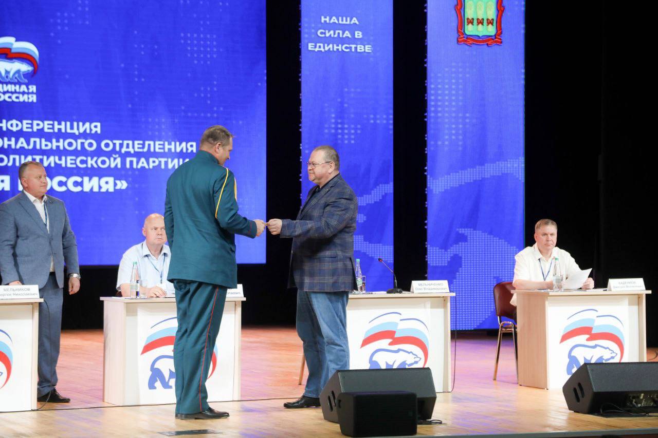 Участнику СВО Александру Артамошкину из Пензы губернатор вручил партийный билет