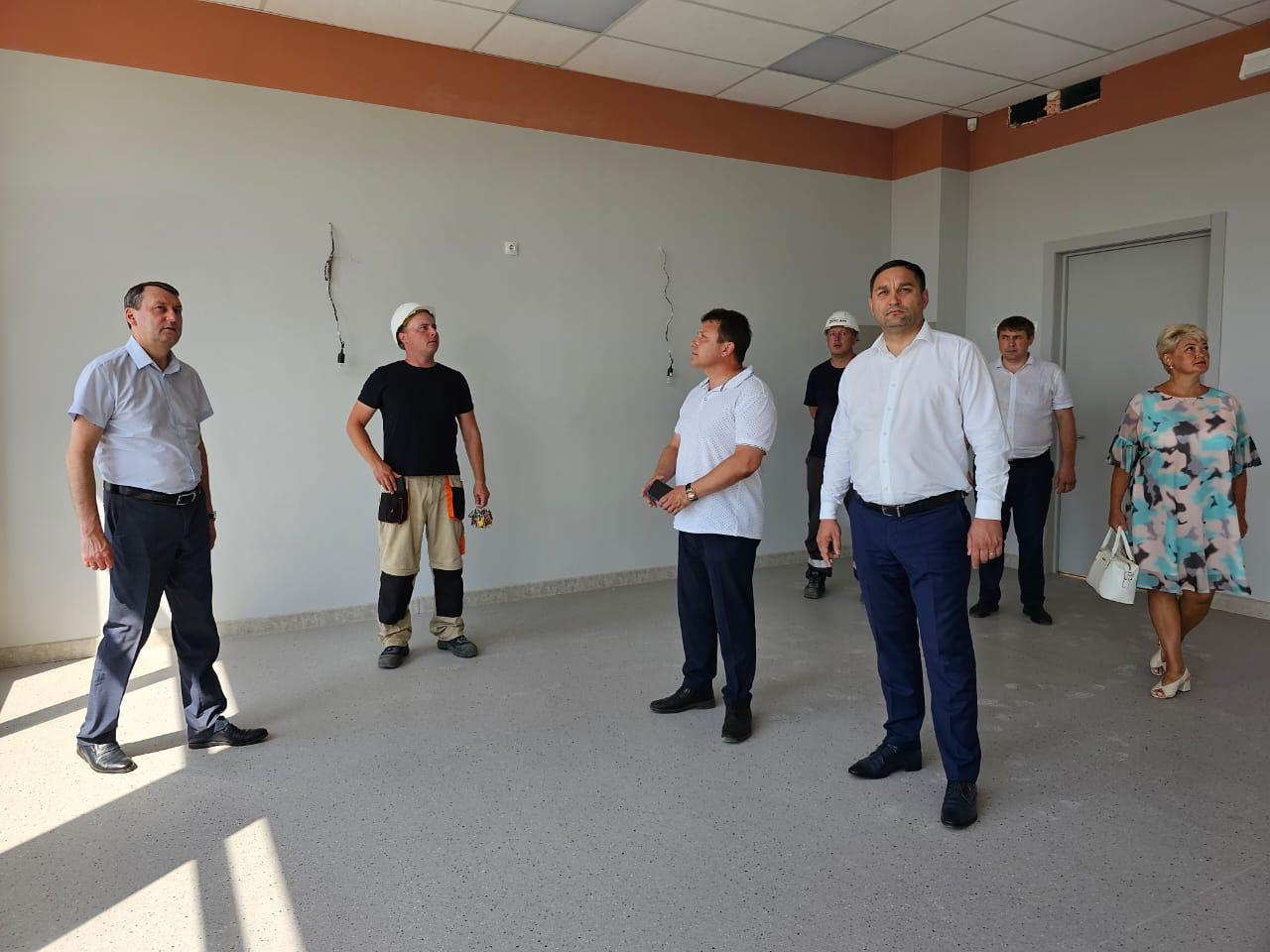 Ягов и Комаров проверили строительство школы на 550 мест в Бессоновске
