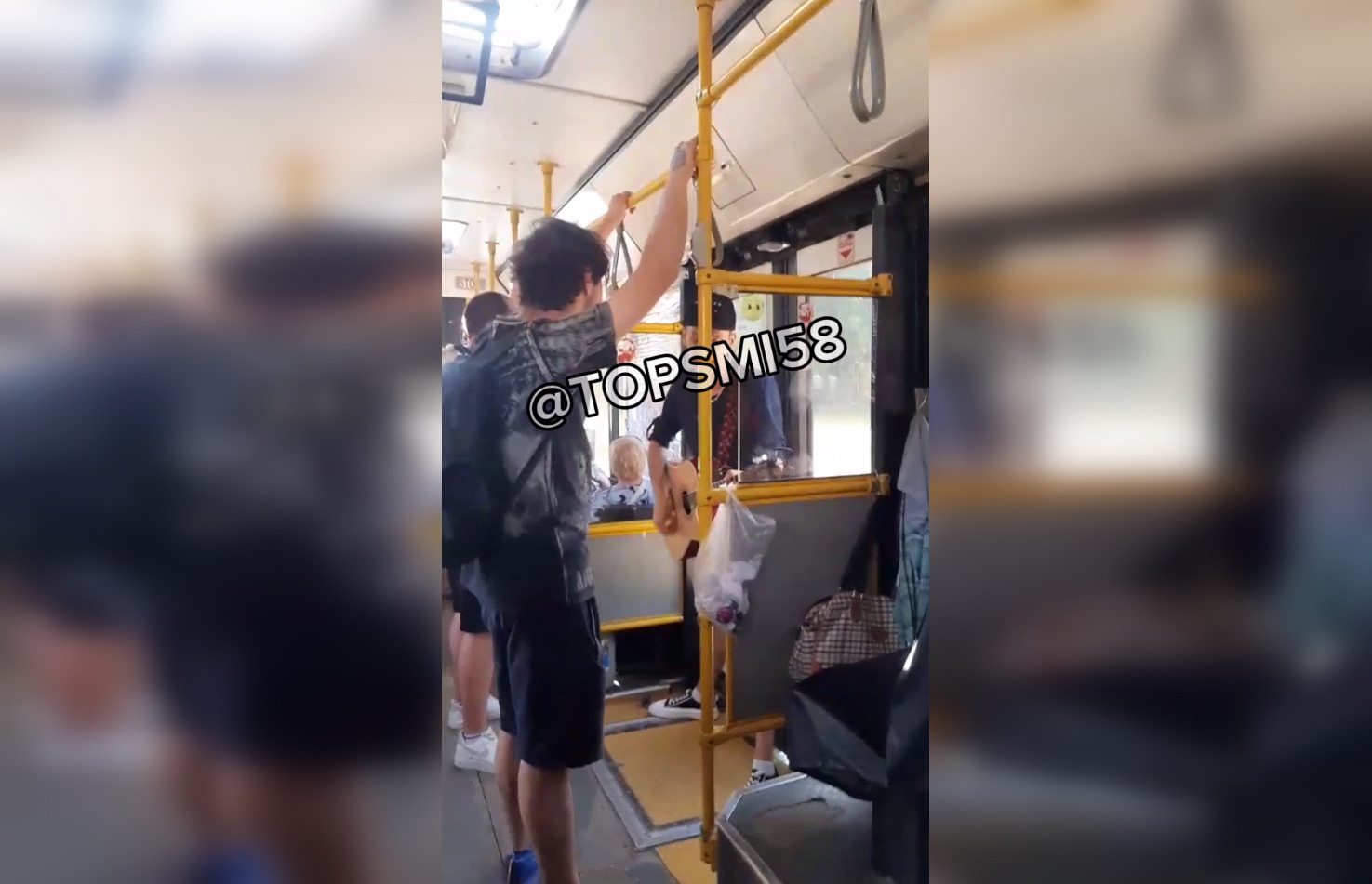 Молодой музыкант сыграл на гитаре для пассажиров автобуса №130 в Пензе
