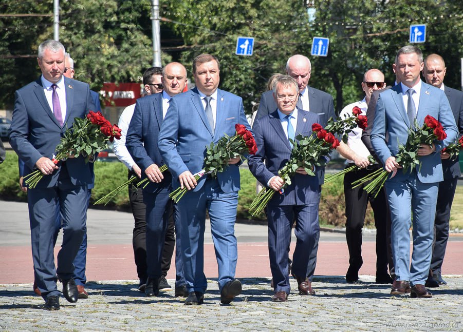 Александр Басенко и делегация из Республики Беларусь возложили цветы у монумента трудовой и воинской Славы пензенцев