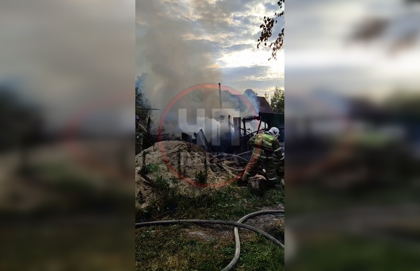 11 огнеборцев тушили полыхающий дом в посёлке Победа