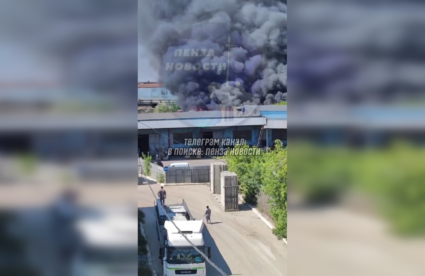 Пензенцы наблюдают огромный столб черного дыма в районе «Тяжпрома»