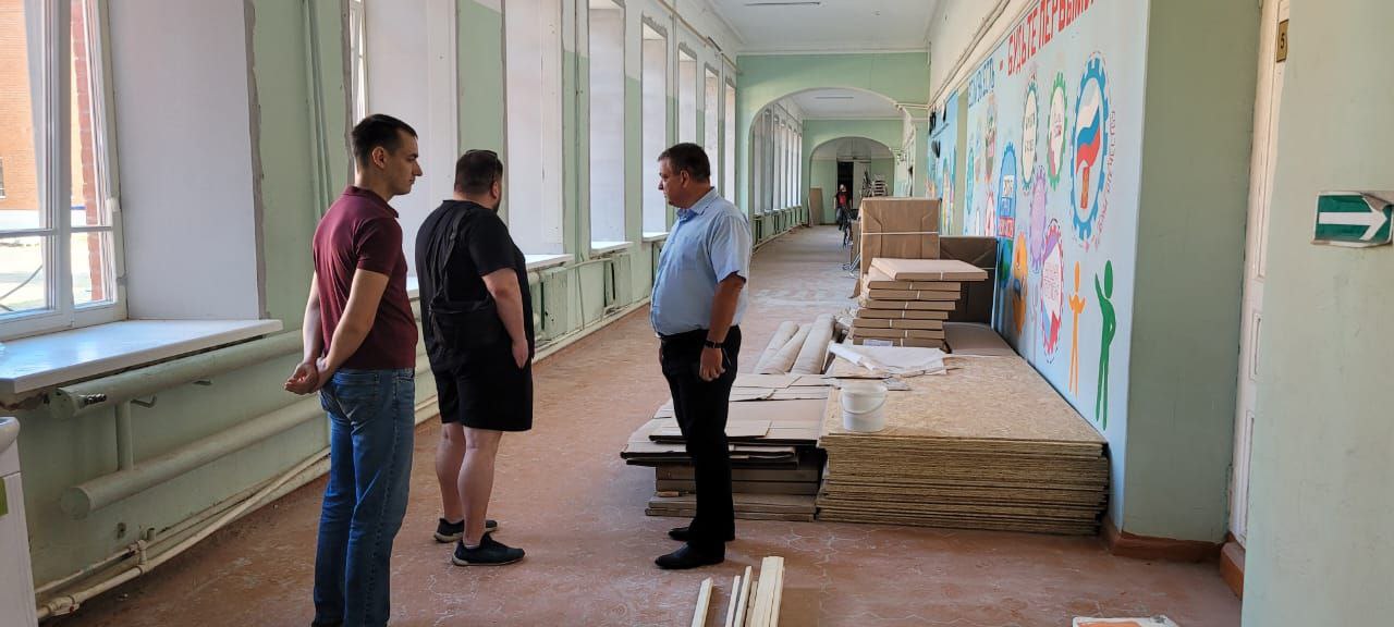 Александр Бедикин оценил ход ремонта школы №1 в Сердобском районе 