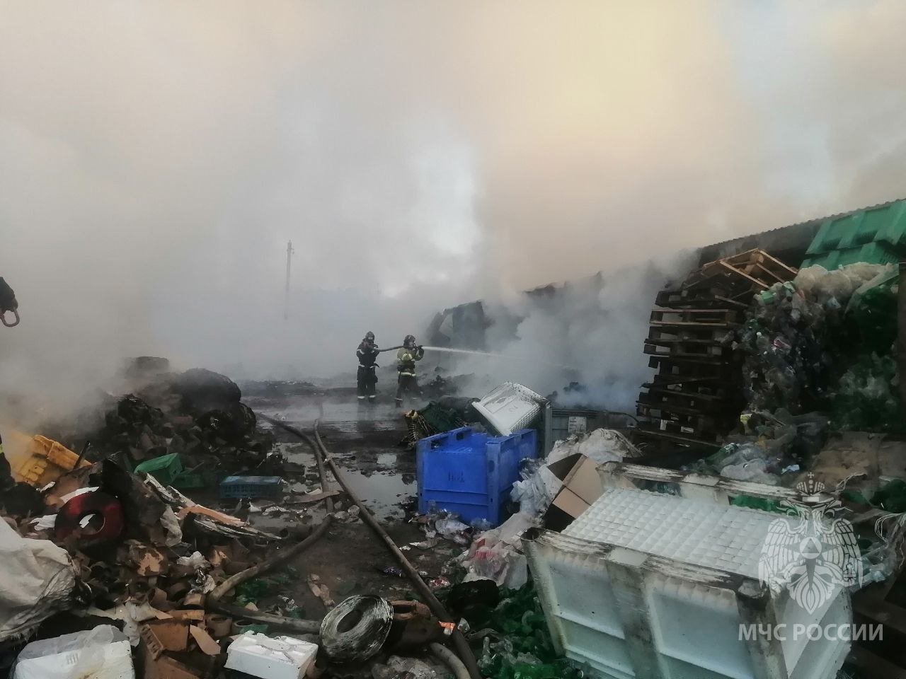 Огнеборцы потушили пожар на складе пластикового вторсырья на Ушакова в Пензе