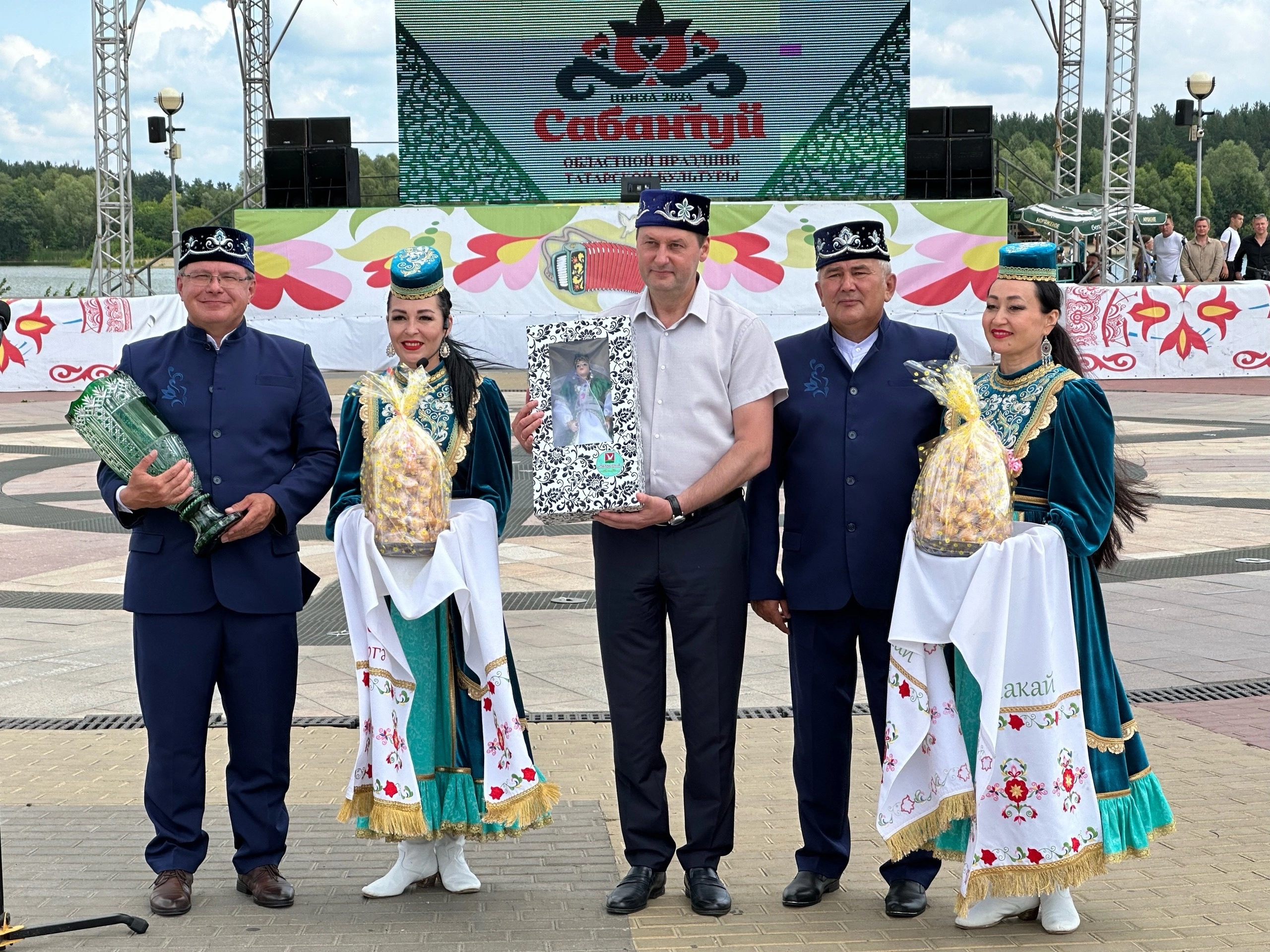 На празднике татарской культуры «Сабантуй» губернатору Пензенской области подарили тюбетейку 