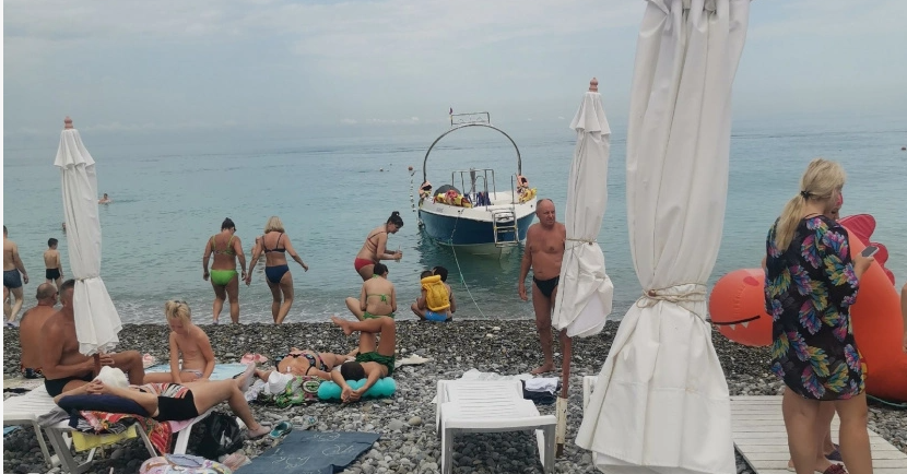 В воду нас не пускают, отпуск испорчен: на пляжах Анапы ввели полный запрет на купание в Черном море