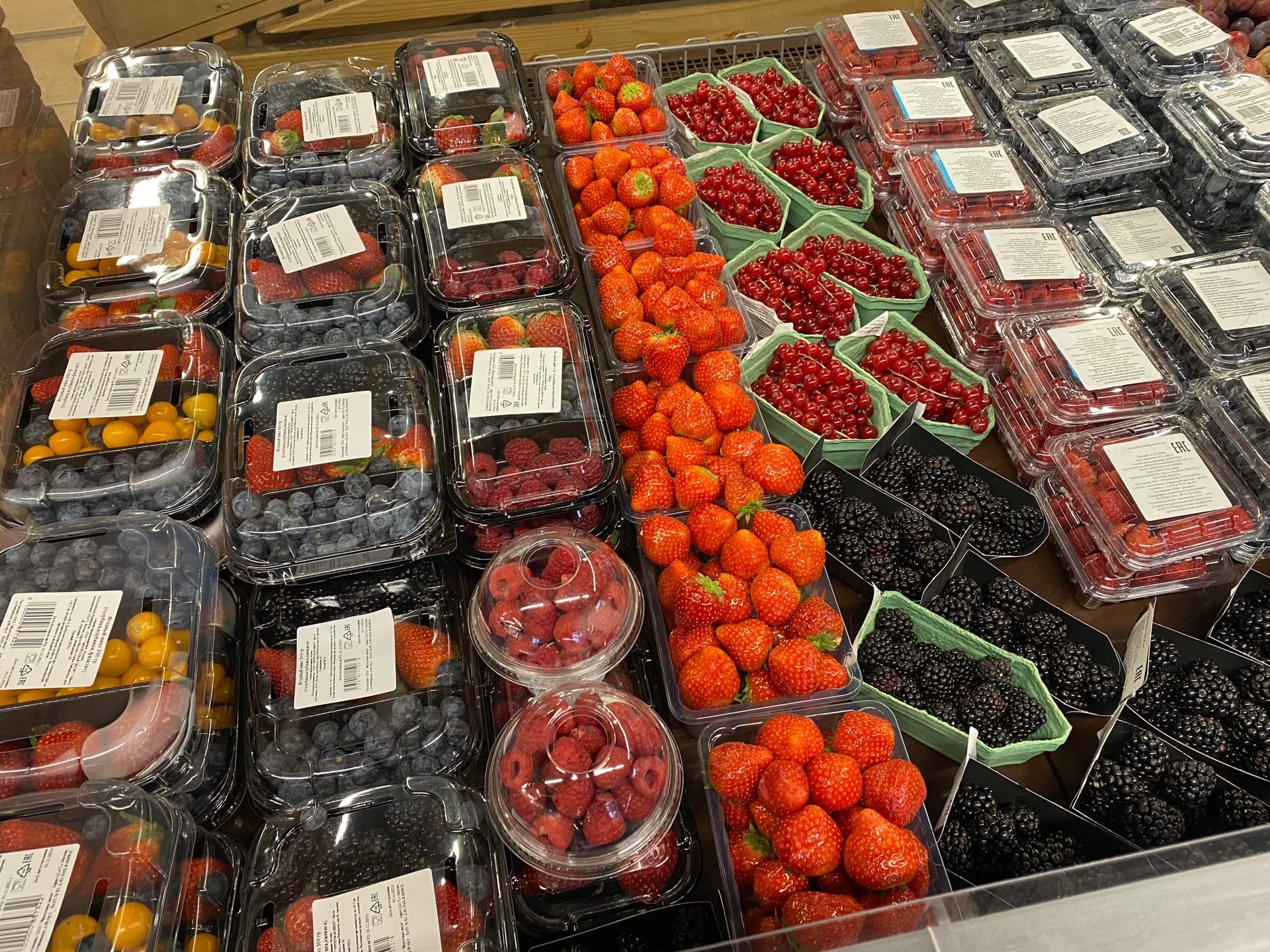 Такая ягода — самая вредная: а мы едим ее покупаем как деликатес, еще и детей постоянно заставляем есть