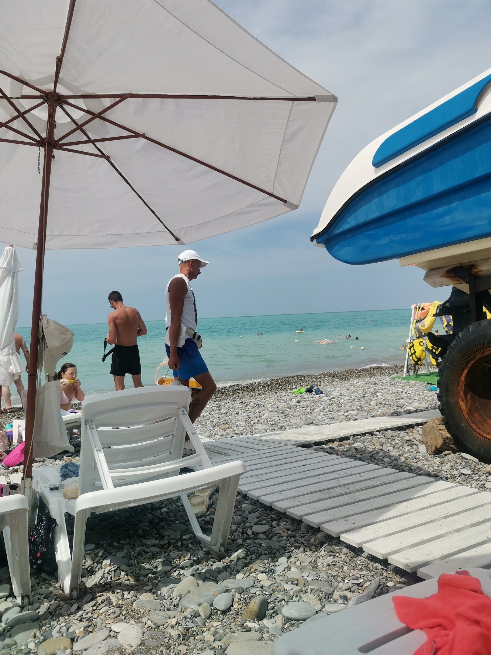 В воду заходить нельзя: на пляжах Анапы ввели полный запрет на купание в Черном море