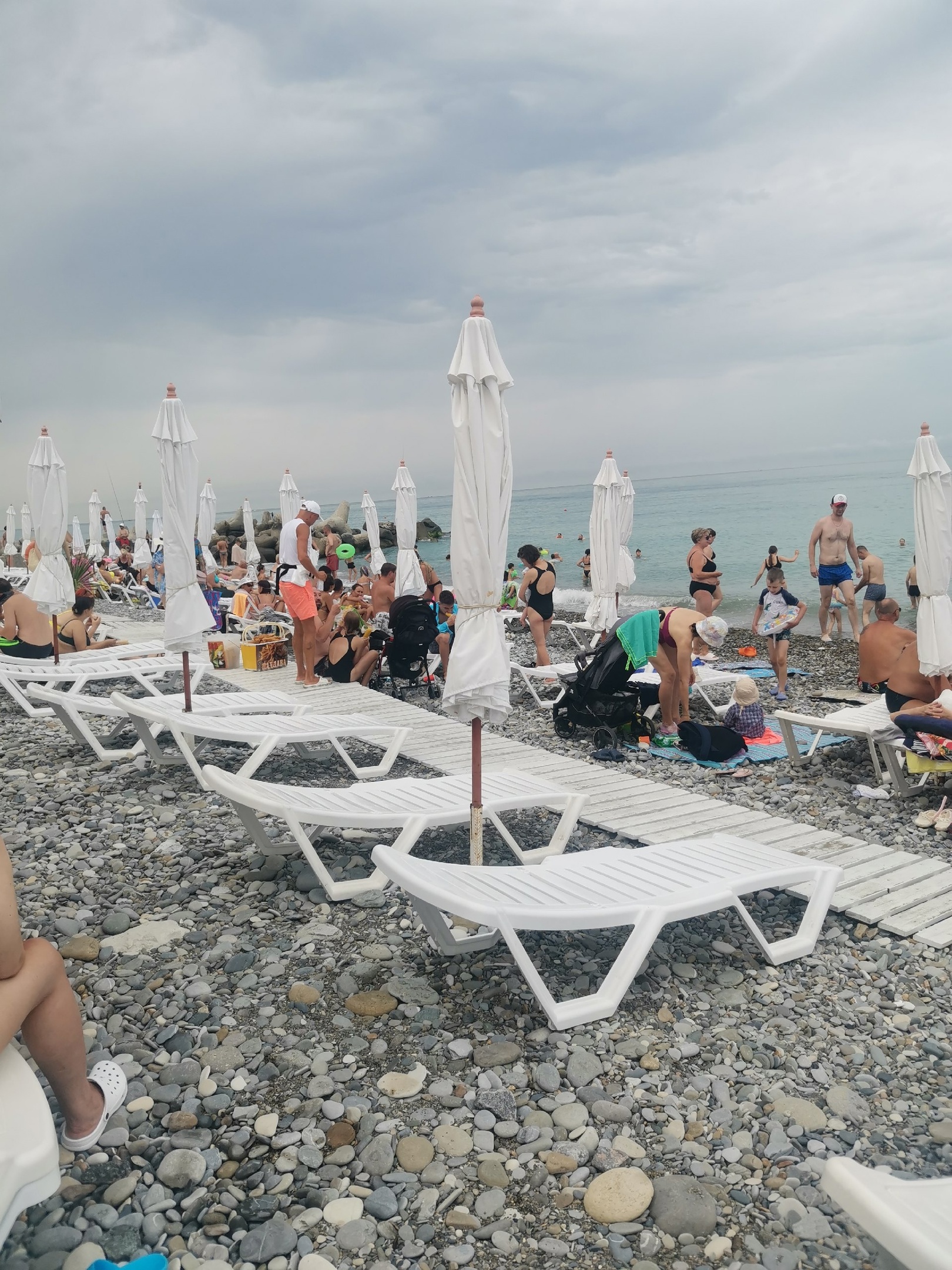 "Зря потратили деньги, в воду не пускают": на пляжах Анапы ввели полный запрет на купание в Черном море