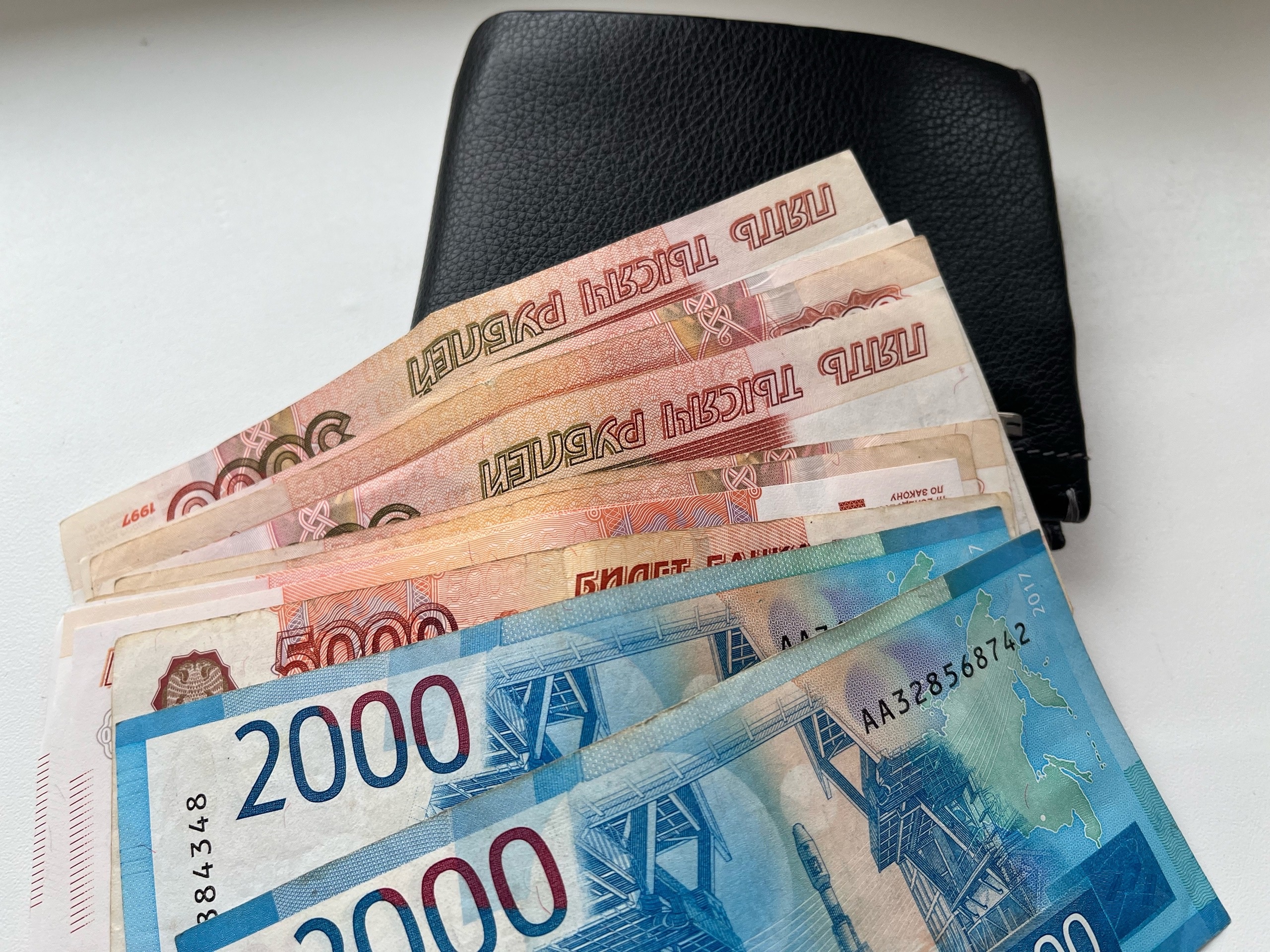 Касается абсолютно всех, у кого есть банкноты 1000 и 5000 рублей: с 1 августа новые деньги — старые окажутся бумажками?
