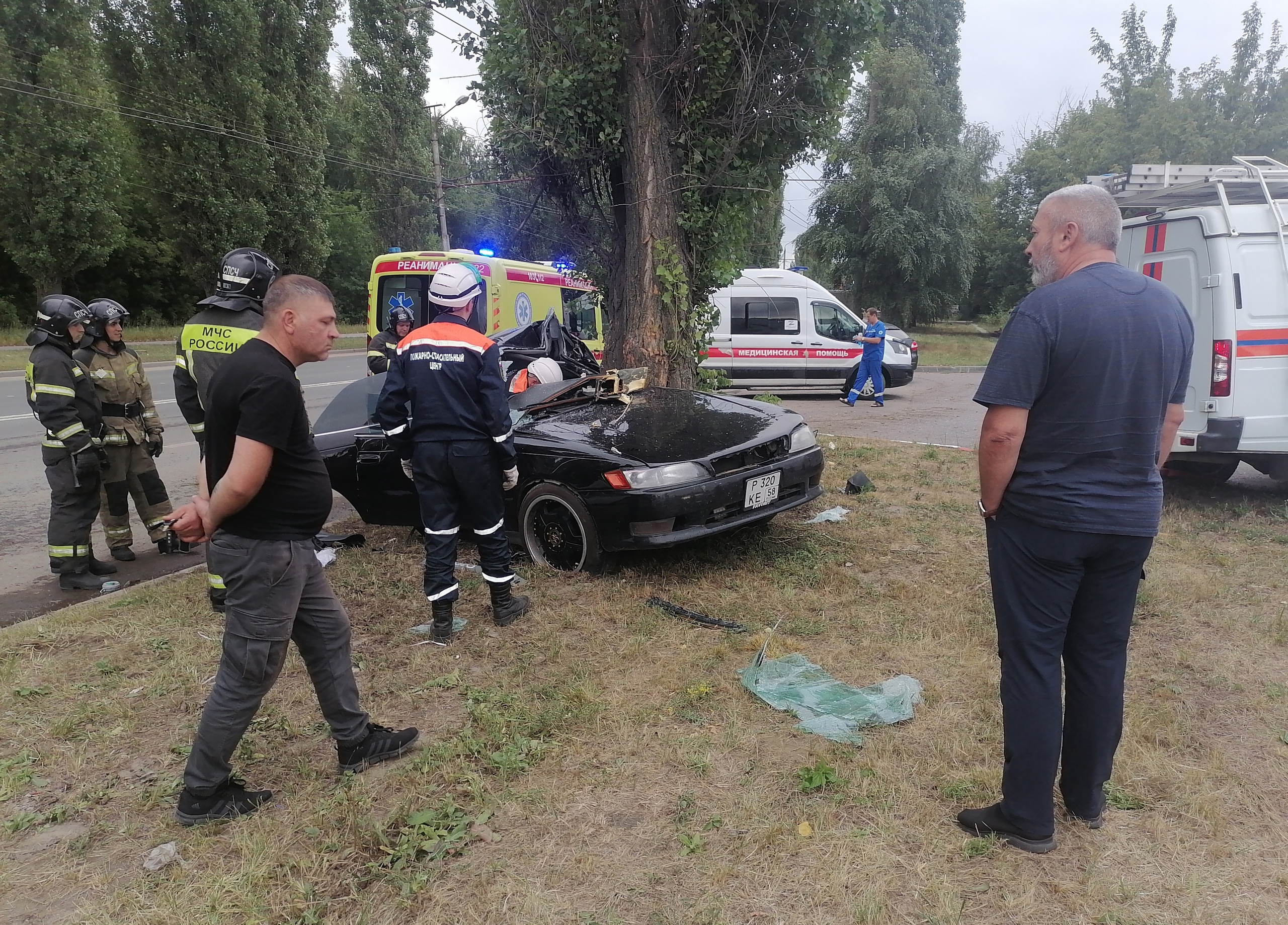 Спасателям Пензы пришлось вытаскивать пострадавших в ДТП на Аустрина 