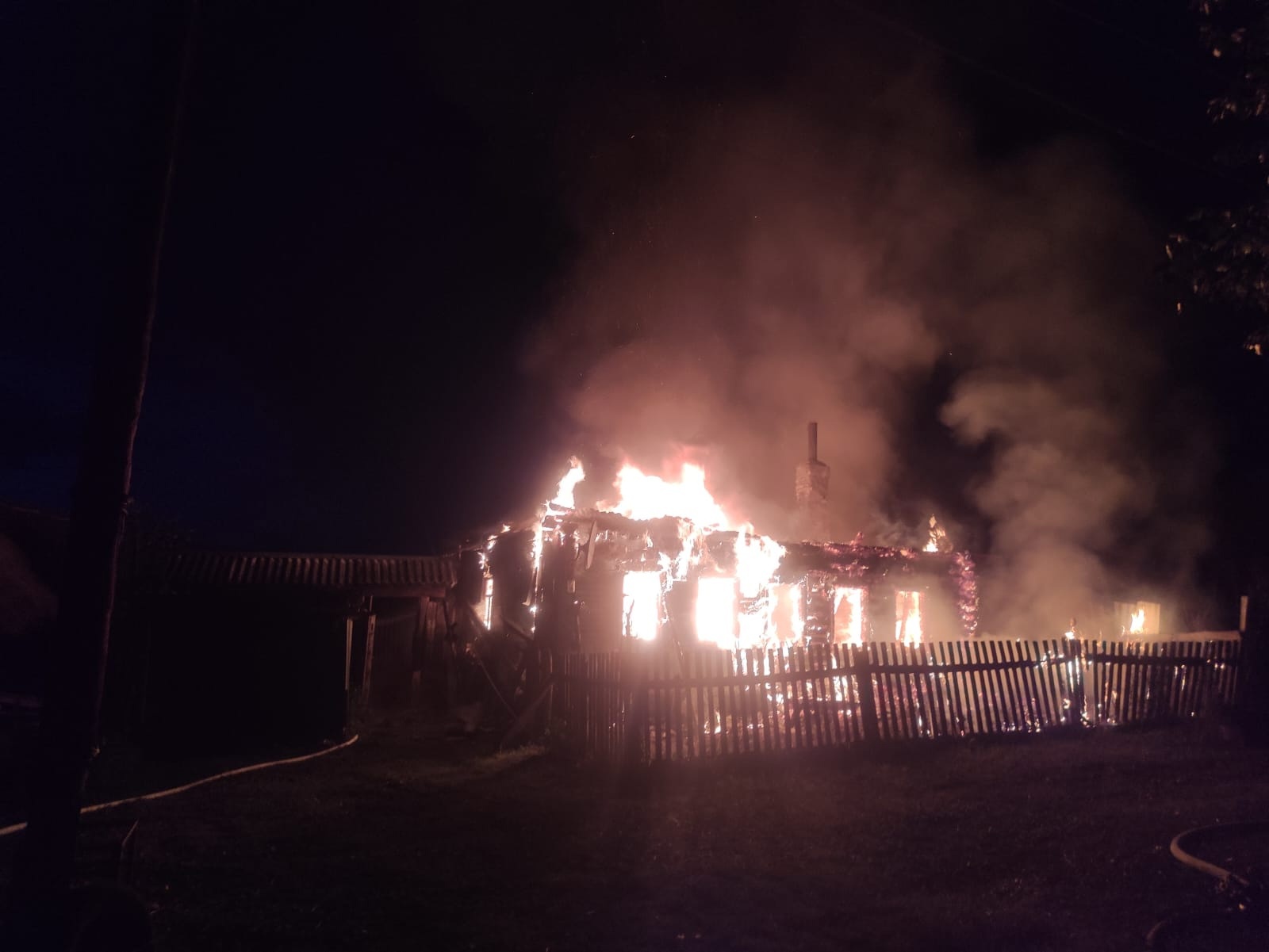 Два огнеборца потушили дом и постройки в селе Нижний Шкафт