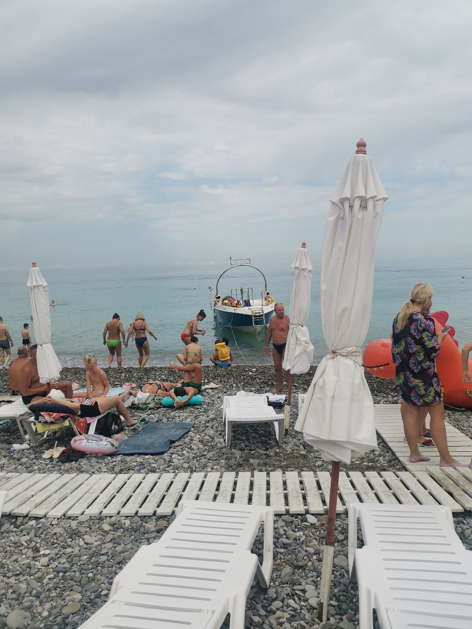 «Везде вонь и грязь, без ротавируса не уедете»: туристов умоляют не ехать в отпуск на Черное море. Отдых испорчен	