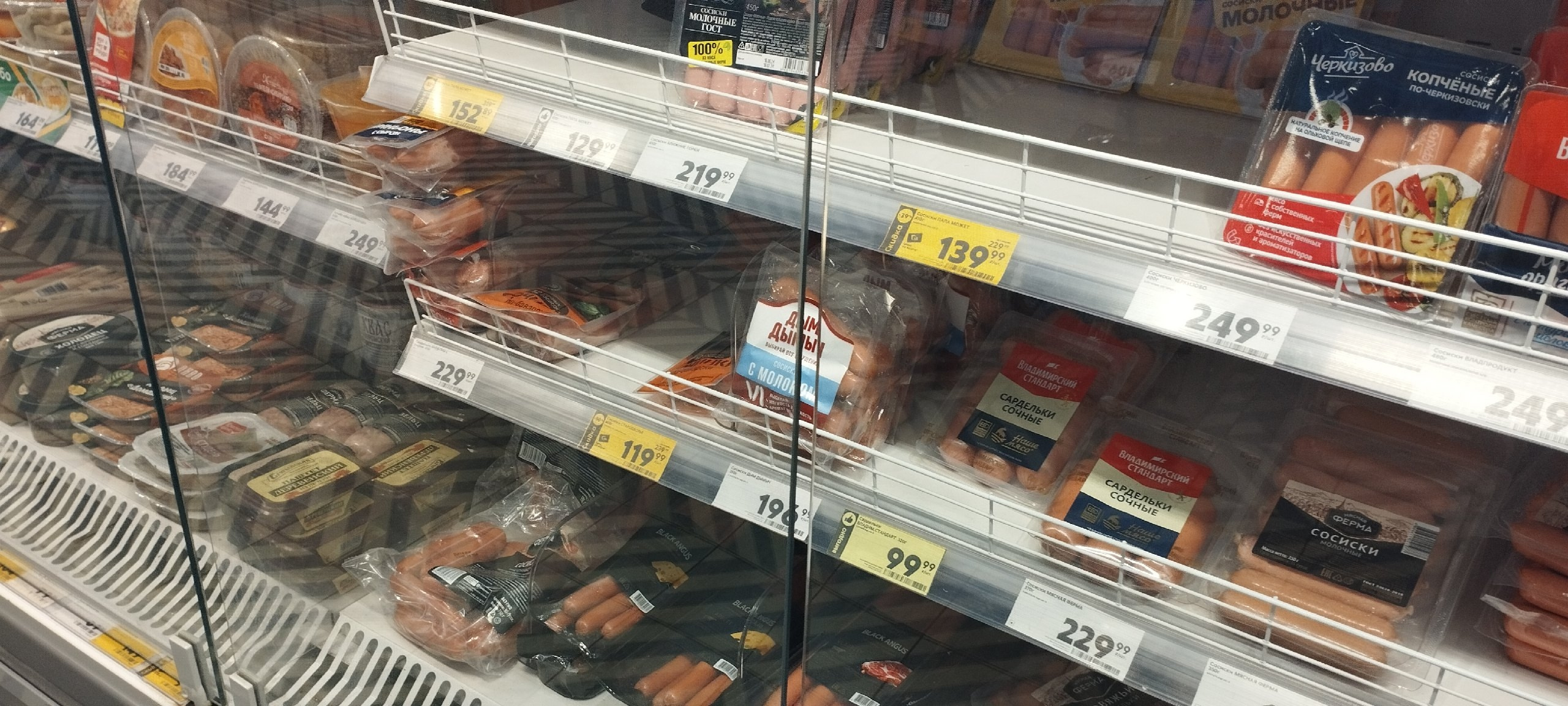 "Нельзя покупать даже по акции": Роскачество назвало сосиски, которые лучше оставить на полке в супермаркете 
